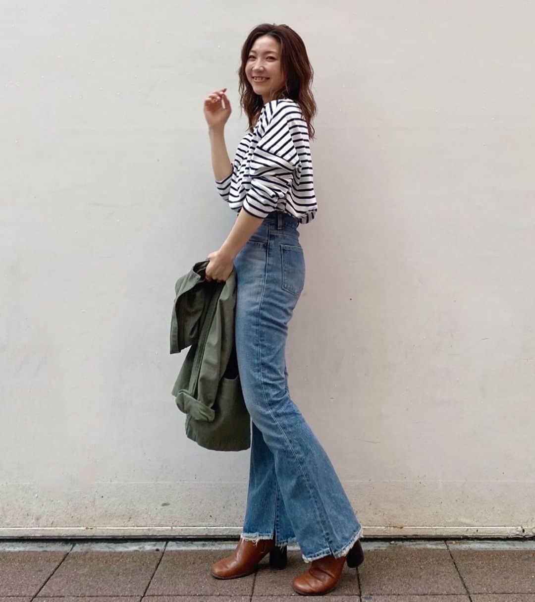 Ungrid staff snapさんのインスタグラム写真 - (Ungrid staff snapInstagram)「. ''梅田エスト店 CHISA (@chisa_nagatani_) 159cm'' . 只今全国の店舗&WEBにて8/31(月)まで デニムフェア開催中👖 対象デニムアイテムは¥2,000(tax in)OFF✔️ . 大人気デニムが再入荷✨ 一本持っているだけで普段のコーデが トレンドスタイリングに👏🏼 . #ヴィンテージスリットフレアデニム ブルー/24インチ ¥17,600(tax in) → ¥15,600(tax in)❕ . #サイドスリットボーダーロングスリーブTee ネイビー ¥5,390(tax in) . #ウエストギャザーミリタリーブルゾン カーキ ¥13,200(tax in) . 下記 アカウントTOPページリンクより 各サイトをご覧下さい🔗 . RUNWAY channel▶︎ @ungrid_official  ZOZOTOWN▶︎ @ungrid_staffsnap  . アイテム詳細はタグをチェック🏷 . #ungrid #ungrid_staffsnap #casual #code #styling #staff #fall #new #ungriddenim #カジュアル #スタッフ #コーデ #スタイリング #秋 #秋コーデ #スリットデニム #フレアデニム #ヴィンテージ #ボーダー #ミリタリー #ギャザーデザイン」8月30日 17時48分 - ungrid_staffsnap