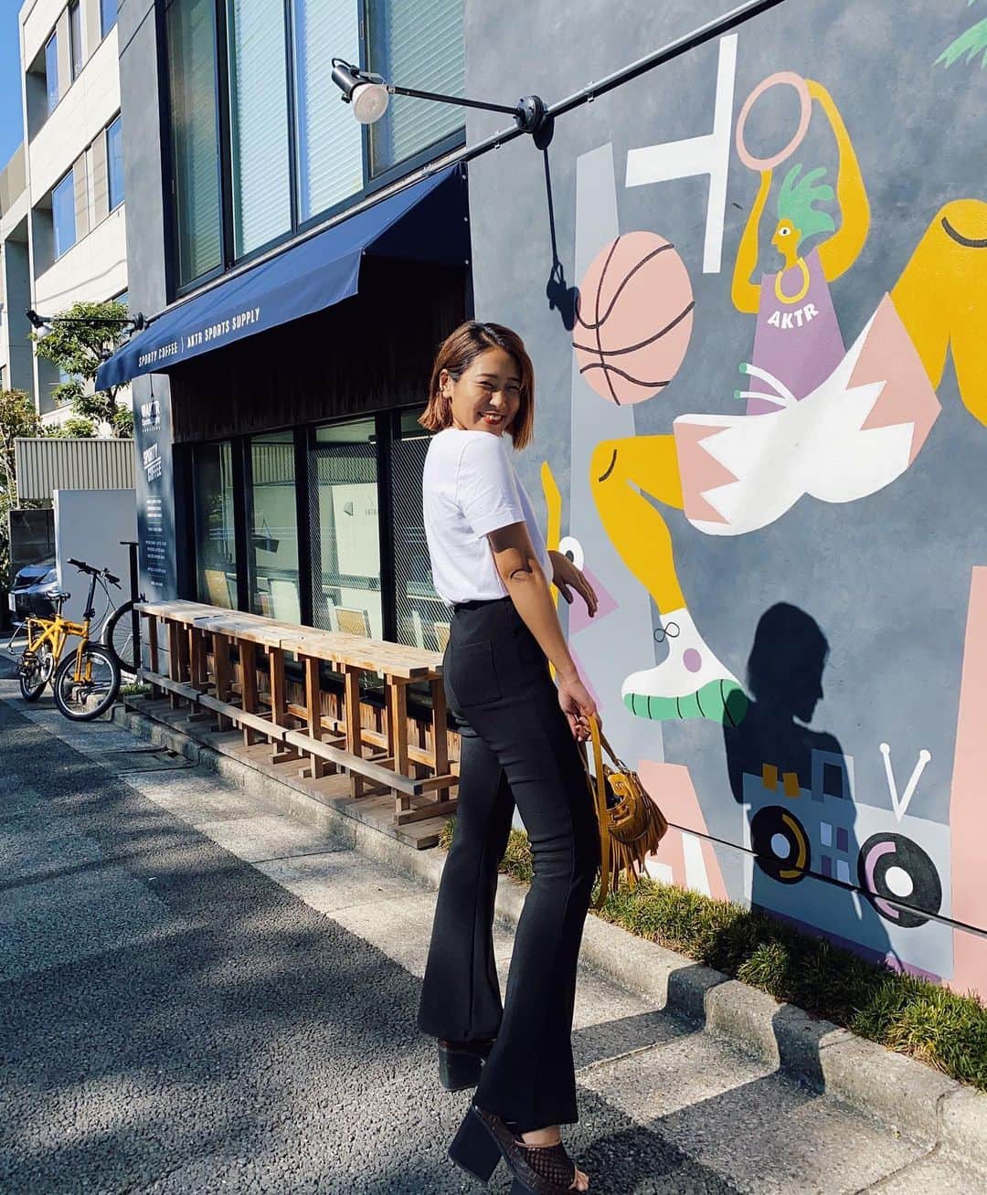 上野智子さんのインスタグラム写真 - (上野智子Instagram)「@searoomlynn_official の愛用パンツ。去年はブラウン、今年はブラック❤︎ #searoomlynn #sportycoffee」8月30日 17時48分 - tomokoueno