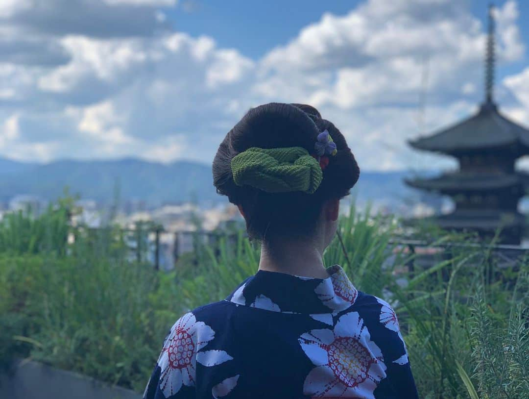 沢瀉美緒さんのインスタグラム写真 - (沢瀉美緒Instagram)「※ Beautiful landscapes from rooftop bar in @thehotelseiryukyotokiyomizu ✨ . 京都を代表するバーテンダー、西田さんのカクテルを いただきにBAR K36にも💁‍♀️ . メニューが驚くほどあって 老若男女が楽しめること間違いなしのバー。 . 京都に素敵なスポットがまたひとつ増えました✨ . . #BAR #bark36 #k36 #kyoto #京都 #浴衣 #yukata #kimonomio #和装 #着物 #kimono #みんなで美しいキモノ #ブノア京都 #thehotelseiryukyotokiyomizu #新日本髪 #和髪」8月30日 17時42分 - mio_omodaka