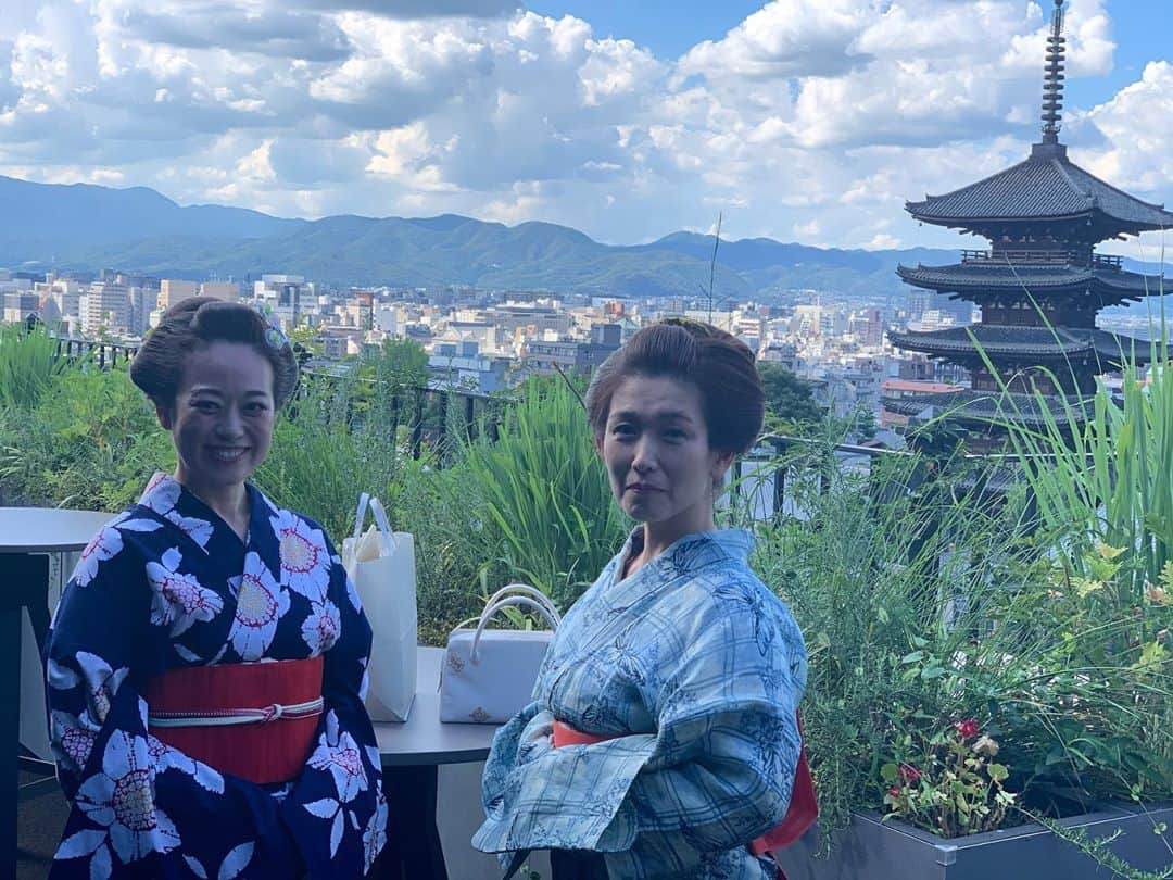 沢瀉美緒さんのインスタグラム写真 - (沢瀉美緒Instagram)「※ Beautiful landscapes from rooftop bar in @thehotelseiryukyotokiyomizu ✨ . 京都を代表するバーテンダー、西田さんのカクテルを いただきにBAR K36にも💁‍♀️ . メニューが驚くほどあって 老若男女が楽しめること間違いなしのバー。 . 京都に素敵なスポットがまたひとつ増えました✨ . . #BAR #bark36 #k36 #kyoto #京都 #浴衣 #yukata #kimonomio #和装 #着物 #kimono #みんなで美しいキモノ #ブノア京都 #thehotelseiryukyotokiyomizu #新日本髪 #和髪」8月30日 17時42分 - mio_omodaka