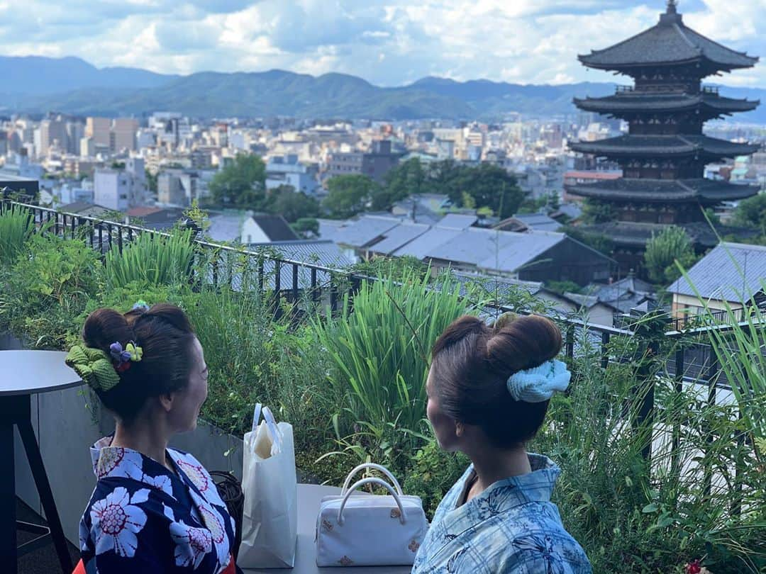 沢瀉美緒さんのインスタグラム写真 - (沢瀉美緒Instagram)「※ Beautiful landscapes from rooftop bar in @thehotelseiryukyotokiyomizu ✨ . 京都を代表するバーテンダー、西田さんのカクテルを いただきにBAR K36にも💁‍♀️ . メニューが驚くほどあって 老若男女が楽しめること間違いなしのバー。 . 京都に素敵なスポットがまたひとつ増えました✨ . . #BAR #bark36 #k36 #kyoto #京都 #浴衣 #yukata #kimonomio #和装 #着物 #kimono #みんなで美しいキモノ #ブノア京都 #thehotelseiryukyotokiyomizu #新日本髪 #和髪」8月30日 17時42分 - mio_omodaka