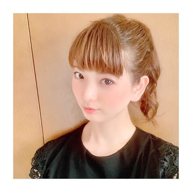 美蘭レンナさんのインスタグラム写真 - (美蘭レンナInstagram)「気づけば8月もあと1日‼︎‼︎ 投稿がご無沙汰になってました😣💦  ご連絡下さった方々ありがとうございます😌☺️ 暑さに負けず元気に過ごしております💕 . 今日はダブルオンラインレッスンでした❤️ いつも教えに行かせて頂いているところと、 もう一つは初めましての遠方のお客様でした✨  オンラインだからこそ、どこにいてもレッスンができて、 繋がれる時代。嬉しいです❤️❤️ 気合いのポニーテール😍💪 まだまだ暑いので、体調管理をしっかりと 夏を乗りきりましょう💪  #8月#30日#オンライン#レッスン#オンラインレッスン#お芝居#演劇#子役#先生#授業#楽しい#演劇先生#ポニーテール#ヘアアレンジ#重め前髪#夏カラー#カラーチェンジ#前髪カット#暑さ対策#猛暑#残暑#投稿#久しぶり#久しぶりの投稿#自撮り#この写真#姉に似てる」8月30日 17時43分 - renna_miran33