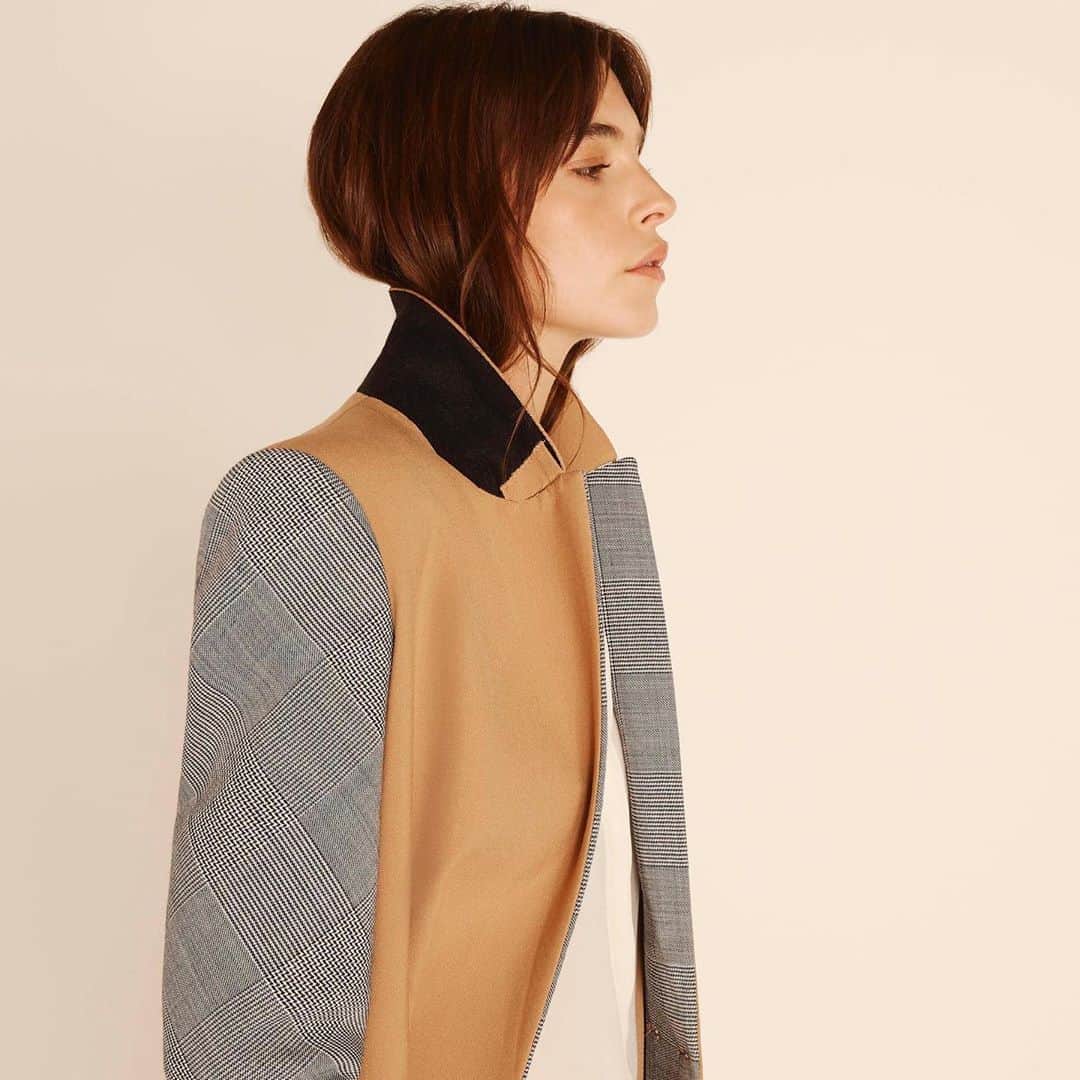 アマンダ ウェイクリーのインスタグラム：「The sculpted tailoring and check Crombie – if I was limiting myself to one item I think this would be THE ONE… the combination of our signature sculpted tailoring (super comfortable with an element of stretch…and nearly impossible to crease 😊) and the modernity of the contrast check tailoring cut on the bias in the sleeves gives this piece a really modern edge … throw this piece on over nearly anything and it will reward you with a touch of cool and fabulous longevity… A x」