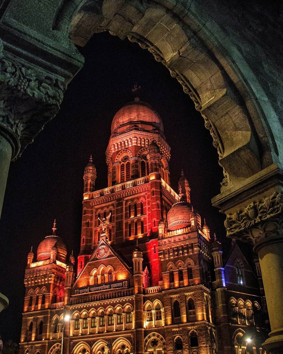 Canon Asiaのインスタグラム：「A unique frame-within-a-frame shot enhanced by complementary colours gives the Brihanmumbai Municipal Corporation building a quaint sci-fi vibe! Do you agree?  . 📷 Image by @panda.photos on My Canon Story using the EOS 700D • EF-S18-55mm f/3.5-5.6 IS STM • f/3.5 • ISO 1600 • 1/25s • 18mm . Want your photos to be featured too? Tag them with #canonasia or submit them on My Canon Story, link in bio! . #canonasia #photography #explore #architecture #colours #canon #composition #lens #inspiration #complementary #framing #grainy #lighting #effect」