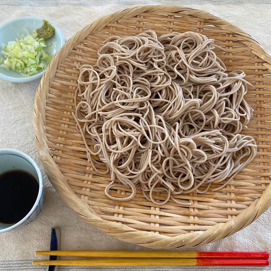 クボタマサヒコのインスタグラム：「素麺の歴史を調べながら蕎麦を啜る夏。  #ざる蕎麦 #蕎麦湯が主役 #クボタ食堂」