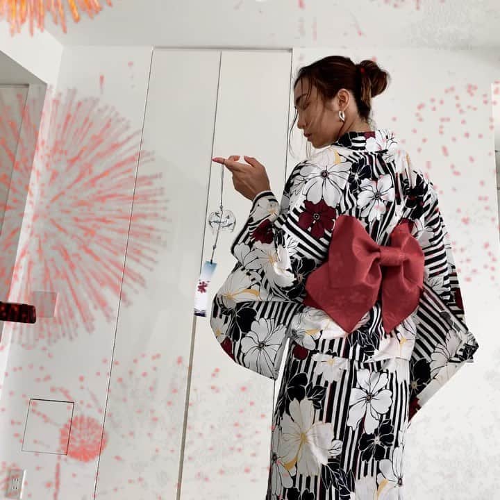 のインスタグラム：「夏が終わる前に浴衣👘着てみた🤭 今年は雰囲気だけね、1人お家夏祭り🏮。 #8月の終わり #2020夏」