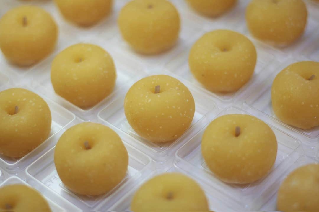 和菓子職人 三納寛之のインスタグラム：「『有りの実』  外郎製 梨コンポート入り白餡  季節の果物梨のお菓子になります。何故有りの実なのかは過去の投稿にありますので気になった方は見てみてください。  包む餡時に特殊な技法を組み合わせて作っております( ´﹀` )  こちらは9月8日火曜日の星が丘テラスの販売分の上生菓子6個入りに入るお菓子です。 ーーーーーーーーーーーーー #和菓子 #Wagashi  #秋 #秋の味覚 #果物 #fruit  #梨 #pear #JAPAN #日本 #器 #岐阜 #愛知 #上生菓子 #外郎 #茶道 #抹茶 #インスタ茶道部 #星ヶ丘テラス #生菓子 #主菓子 #和菓子教室 #イベント出店 #くだもの #フルーツ #美味しい #可愛い #綺麗 #cute #food  ーーーーーーーーーーーーーーーー」