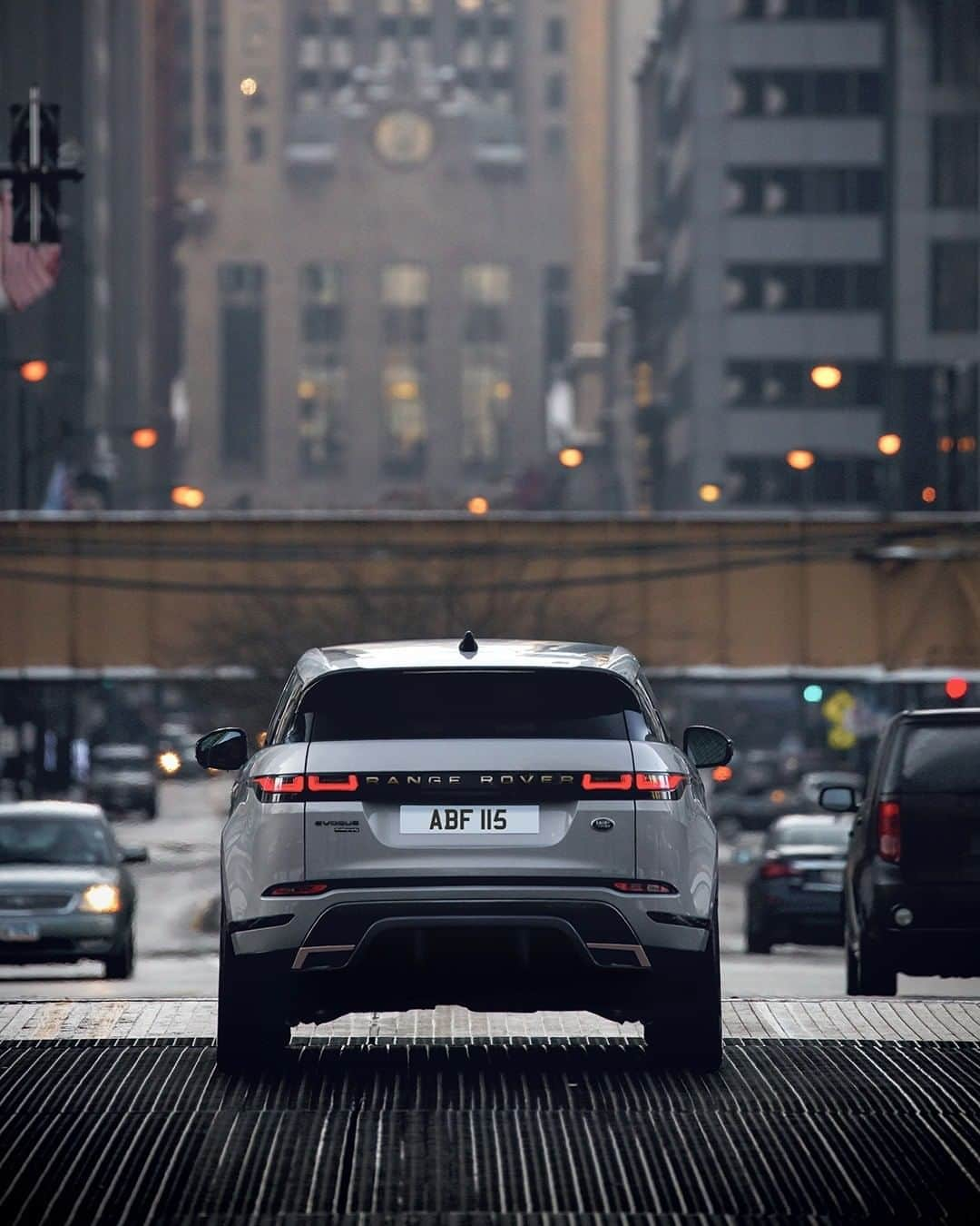 Land Roverさんのインスタグラム写真 - (Land RoverInstagram)「Style in the city - the new #RangeRover #Evoque embodies the refinement and luxury associated with Range Rover for over five decades. Search 'Range Rover Evoque configurator'.  #PHEV #MHEV #HybridElectricVehicle #HybridSUV #LuxurySUV #4x4 #Carsofinstagram #Technology」8月30日 18時00分 - landrover