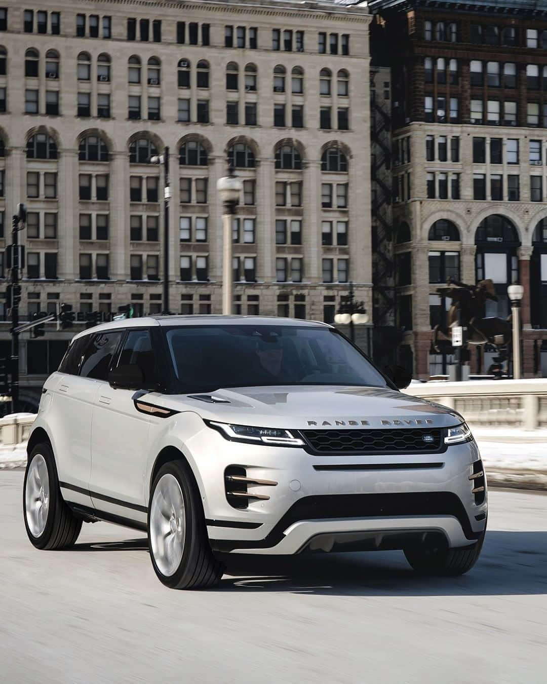 Land Roverさんのインスタグラム写真 - (Land RoverInstagram)「Style in the city - the new #RangeRover #Evoque embodies the refinement and luxury associated with Range Rover for over five decades. Search 'Range Rover Evoque configurator'.  #PHEV #MHEV #HybridElectricVehicle #HybridSUV #LuxurySUV #4x4 #Carsofinstagram #Technology」8月30日 18時00分 - landrover