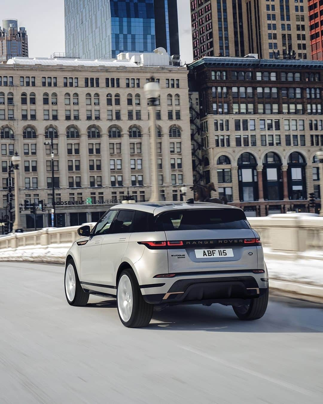 Land Roverさんのインスタグラム写真 - (Land RoverInstagram)「Style in the city - the new #RangeRover #Evoque embodies the refinement and luxury associated with Range Rover for over five decades. Search 'Range Rover Evoque configurator'.  #PHEV #MHEV #HybridElectricVehicle #HybridSUV #LuxurySUV #4x4 #Carsofinstagram #Technology」8月30日 18時00分 - landrover