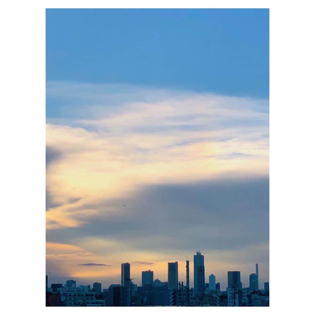 理絵さんのインスタグラム写真 - (理絵Instagram)「これは何て言う雲？空？なんだろう  #空 #하늘 #cielo #sky #cielo_rie #tokyo #japan #cielo_rie」8月30日 18時02分 - ____rie____