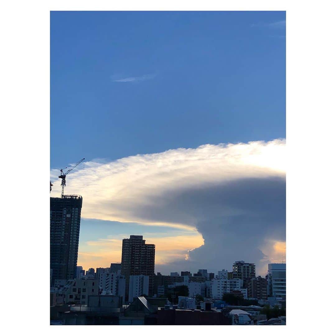 理絵さんのインスタグラム写真 - (理絵Instagram)「これは何て言う雲？空？なんだろう  #空 #하늘 #cielo #sky #cielo_rie #tokyo #japan #cielo_rie」8月30日 18時02分 - ____rie____