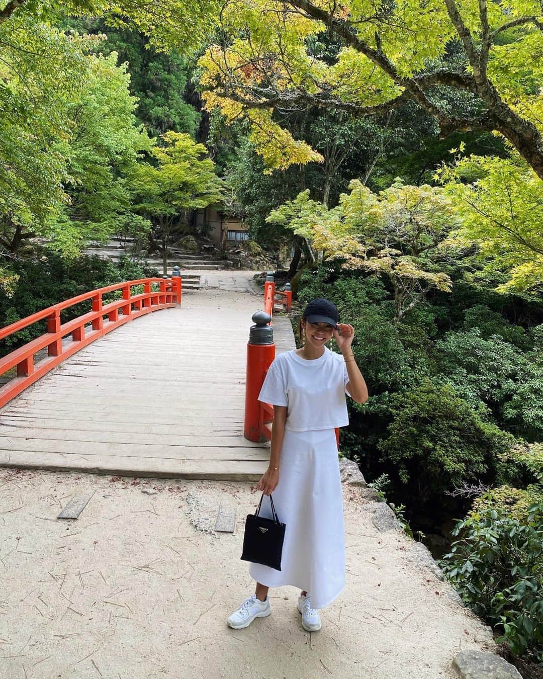 Risako Yamamotoさんのインスタグラム写真 - (Risako YamamotoInstagram)「モノトーンコーデの日🐼⚽️🎱🎹 ・ Tshirt/// #gypsohila SKIRT/// #atlantiqueascoli  BAG/// #PRADA SHOES/// #CHANEL CAP/// #beautyandyouth   ・ ・ #ootd #fashion #coordinate」8月30日 18時04分 - risako_yamamoto