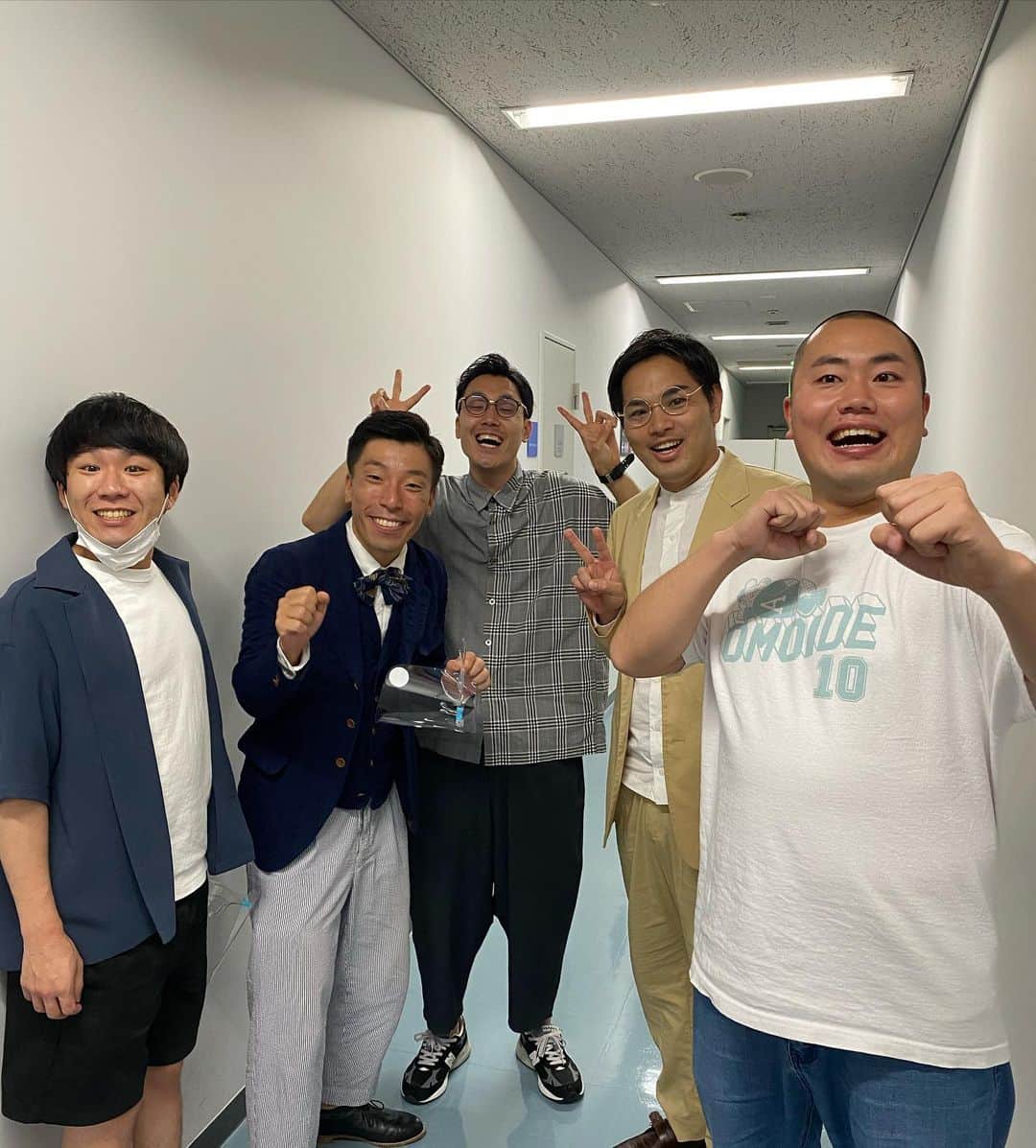 篠栗たかしのインスタグラム：「「 #爆笑お笑いフェスin岡山 」﻿ ありがとうございました！！﻿ ﻿ 2公演ともお客さんいっぱいで、﻿ 最高でした！！﻿ 絶対また会いましょう！！﻿ ﻿ 同期のハナコと一緒だったのも﻿ 嬉しかったー✨﻿ ﻿ 東京ホテイソンのたける とは、﻿ お互いに歩み寄ってきてる気がしました…﻿ ﻿ #エイトブリッジ ﻿ #篠栗たかし ﻿ #別府ともひこ﻿ #別府ちゃん﻿ #お笑いライブ﻿ #岡山﻿ ﻿ #ハナコ﻿ #東京ホテイソン #たける﻿ ﻿」