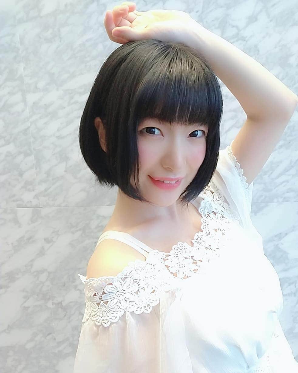宮崎寿々佳さんのインスタグラム写真 - (宮崎寿々佳Instagram)「ミクチャで皆に応援してもらい、念願の声優雑誌イベント🎪【ボイスアニメージュ】掲載イベントにて  一位🥇を取らせていただきました😭✨✨✨ 雑誌で一位、はじめてで今でも実感がわきません😳  一面に載ります‥😳 9/26発売のボイスアニメージュ、お楽しみに㊗️💞  改めてファンの皆様ありがとうございます😭配信やってよかった！！すずかファンの皆様に出逢ってよかった！！😭私をみつけてくれて、ありがとう‥❤️  #ボイスアニメージュ #声優 #ライブ配信 #声優雑誌 #ミクチャ #ライバー #私服 #lizlisa #リズリサ #ワンピース #お気に入りワンピース #九藏喵窩 #風尋 #意識 #白ワンピース  #japanesegirl #肩出し」8月30日 18時10分 - suzuka0905