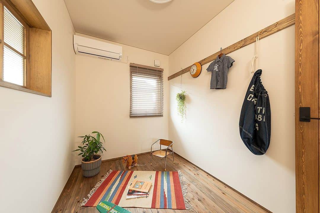 株式会社なごみの工房のインスタグラム：「#なごみの工房#nagomistyle#なごみスタイル#広島県福山市#福山市#注文住宅#工務店#新築#建て替え#リフォーム#福山工務店#福山新築#福山の家づくり#マイホーム#暮らし#小屋#自然素材の家#無垢の木#木の家#オーダー家具#インテリア#スイス漆喰#遮熱効果#エクステリア#サスティナブル#お家がいちばん#子供部屋#小窓」