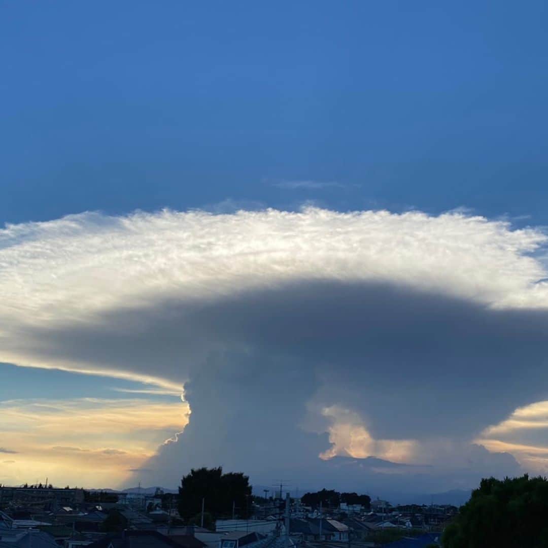 土屋眞弓のインスタグラム：「凄い雲  #雲 #空」