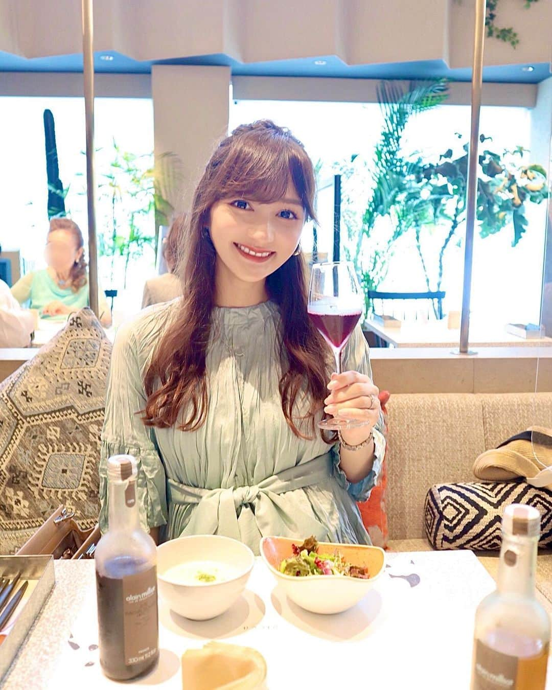 加藤瑠美さんのインスタグラム写真 - (加藤瑠美Instagram)「久しぶりにお外でランチ🍽 車で通る度に気になっていたお店に初めて行きました👀 池田山にある【gicca】✨ 最近オープンしたばかりなんだって💡  2Fはレストラン・カフェになっていて、天井も高くてすっごく落ち着ける空間🍃 広々とした造りに、ソファ席の方までアクリル板が伸びていて安心して楽しめました🤍  1Fはオシャレなケーキやデリ、グロッサリーが売られていて、見ているだけで楽しかったな🍰 手土産に良さそうな雑貨もたくさんありました💛 タルトとチーズケーキをテイクアウトしたんですが、ボリューム満点で本当に美味しかった🥺 できるだけ無添加の食材を使っているらしく、それも嬉しいポイントです✨  📍gicca ikedayama 東京都品川区東五反田5丁目1−1 OURA BLDG. 03-6450-4830  #gicca#giccaikedayama#rubi__restaurant#instafood#instagood#happy#lunch#japanesegirl#japanese#マタニティーライフ#ぷんにーらいふ#妊娠9ヶ月#初マタ#マタニティファッション#プレママ#第一子妊娠中#お誕生日#妊娠後期#テイクアウト#池田山#五反田#白金台」8月30日 18時19分 - katorubi