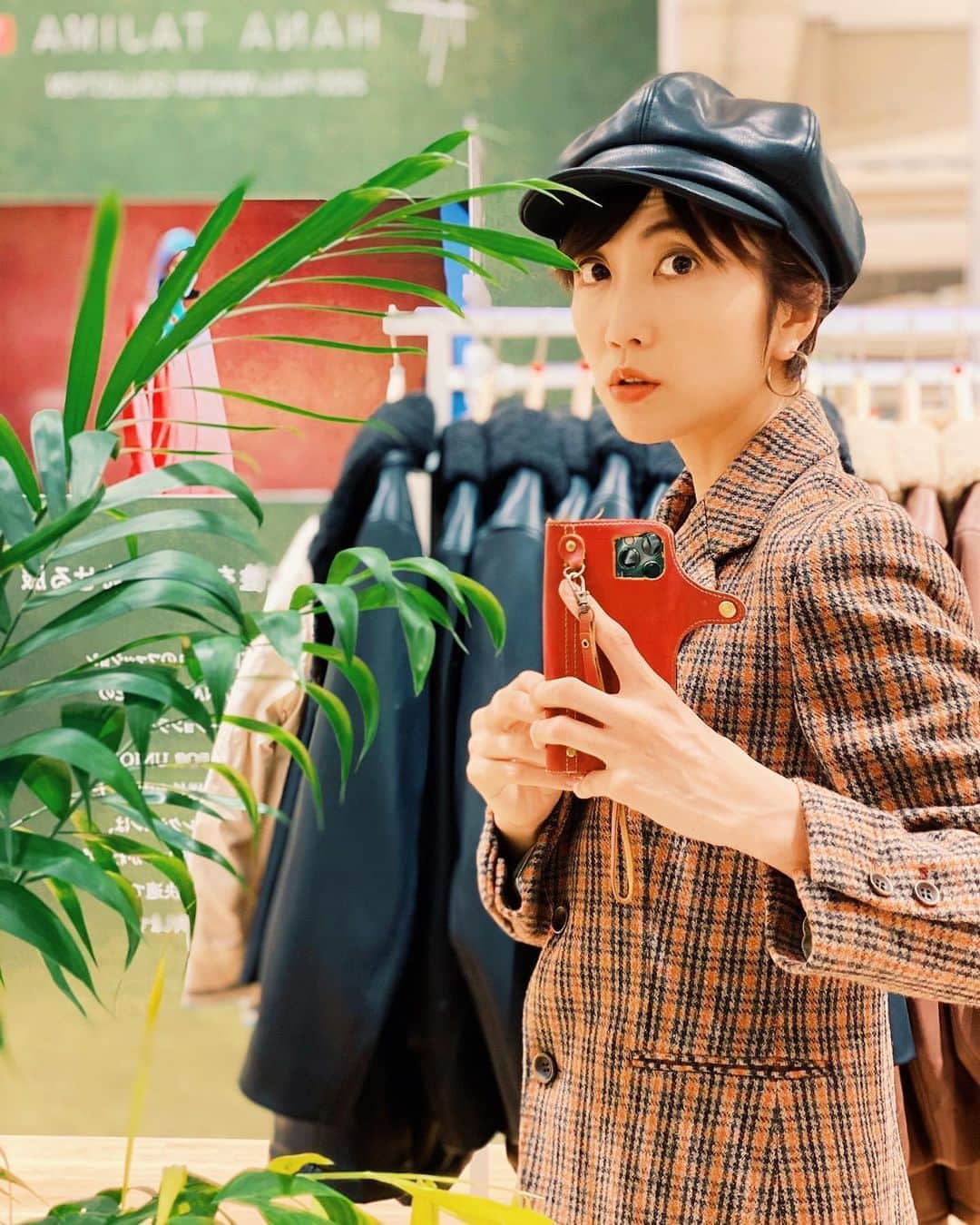 のインスタグラム：「🟥⬛️🟫🟧  UNIQLO TOKYO  1週間のうち6/7はヨガウェアを着ている私は、スティーブ・ジョブズのようにファッションへの関心はほぼ皆無だし、語る筋合いはないのだが、 唯一愛してやまない#ユニクロ 🛍  噂の日本最大のグローバル旗艦店「UNIQLO TOKYO」が銀座にOPEN!   売場面積約1,500坪、クリエイティブディレクターに佐藤可士和氏を迎え、“lifewear”を体現できる唯一無二の店舗が誕生。  人気漫画「#鬼滅の刃」をはじめとした旬のデザイナーとのコラボレーションが話題のUTコーナーも充実！ ユニクロ初のフラワーショップや、#AndyWarhol のPOP UPに、#3Dknit が編まれる工程を思わせる巨大ミシンなど、もはやちょっとしたUNIQLOミュージアムのよう。  まだまだ猛暑は続くけれど、店内はすっかり秋冬モード！今季も#INES のチェックのジャケットやキャスケットにときめいた❤︎マストバイ。  新型コロナウィルスの影響で、お洒落してお出かけする機会はすっかり減ったけれど、UNIQLO TOKYOで秋支度してみては？  #ミニマリスト  #世界のユニクロ  #UNIQLO #uniqlopartner  #uniqlolifewear  #uniqloginza2020fw  #stylehint   📍 #UNIQLOTOKYO #ginza #tokyo #🇯🇵」