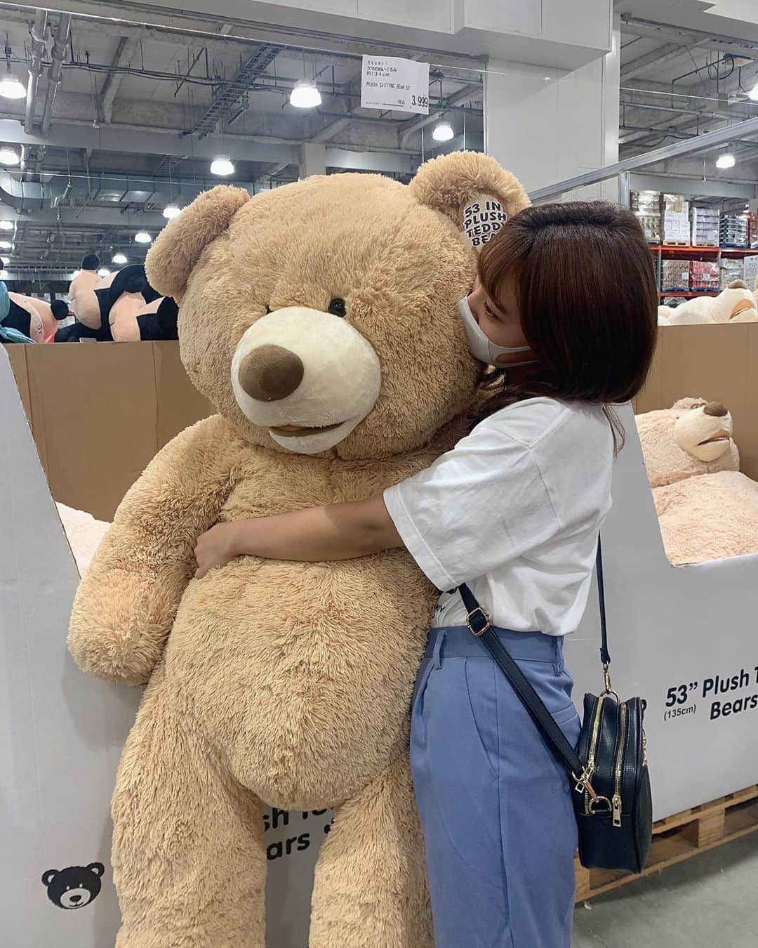 山田寿々のインスタグラム：「人生初コストコ連れてってもらった^_^﻿ でっかいくまちゃん🐻可愛すぎるふわふわ！！﻿ ﻿ めっちゃ広くてテンション上がった(o^^o)﻿ ﻿ ご飯も安くて美味しいし最高でした🧏🏻‍♀️🤍🎶﻿ ﻿ また行きたい﻿ ﻿ ﻿ #コストコ #costco #bear #くま」