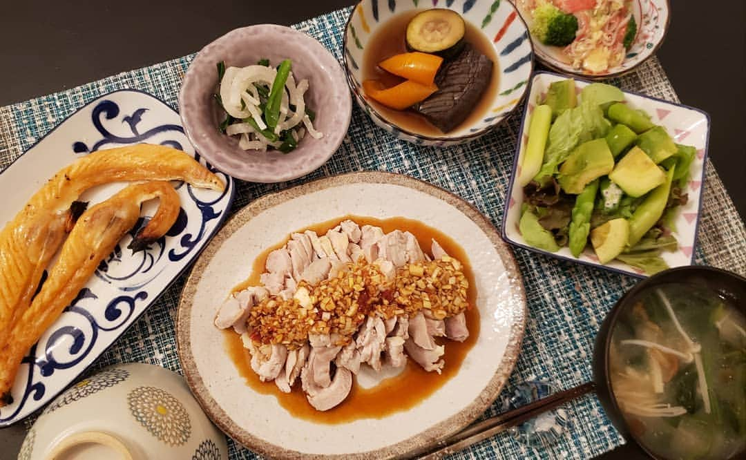 田辺岬のインスタグラム：「おうちごはん🍽️ . よだれ鶏 鮭ハラス 大根とニラの塩麹和え なすパプリカズッキーニの焼きびたし ブロッコリーのカニかま卵餡かけ サラダ お味噌汁 . いつも簡単に出来る茹でる、焼くだけってメニューにしてます🤭 . あっという間に👶も２ヶ月になりました❤️ お風呂係は夫です🛀✨🐥 . #おうちごはん#アスリートフードマイスター#アスリートフード#栄養士」