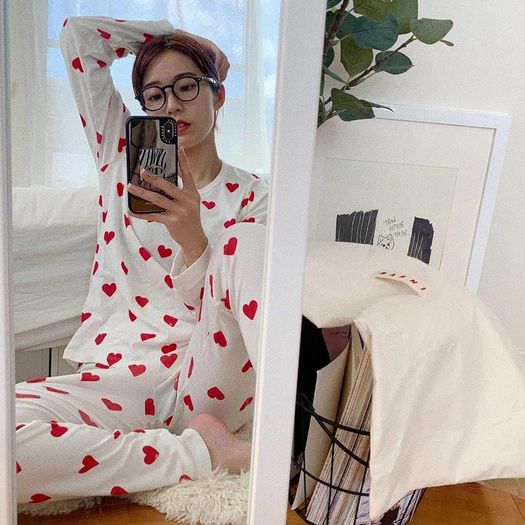 山本 絵里加のインスタグラム：「_ @petitbateau_jp  のハートパジャマかんわいい♥️ しかも綿100なので着心地がとてもよいのです。 冬に向けてルームウェア集めたいネ。 #プチバトー#プチバトーパジャマ #pajamas #pr#ルームウェア #パジャマ」