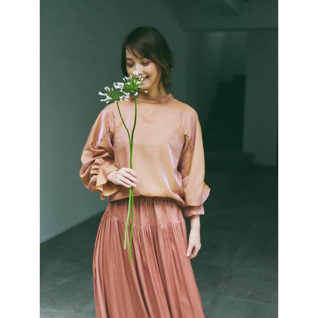 佐々木希さんのインスタグラム写真 - (佐々木希Instagram)「光の当たる角度によって表情が変わり、光沢感のある生地に惚れて作ったプルオーバー。品のある生地で本当にお気に入り。 スカートは、いつも通りゴムなので、ストレスフリーです。  #iNtimite#AW」8月30日 18時28分 - nozomisasaki_official