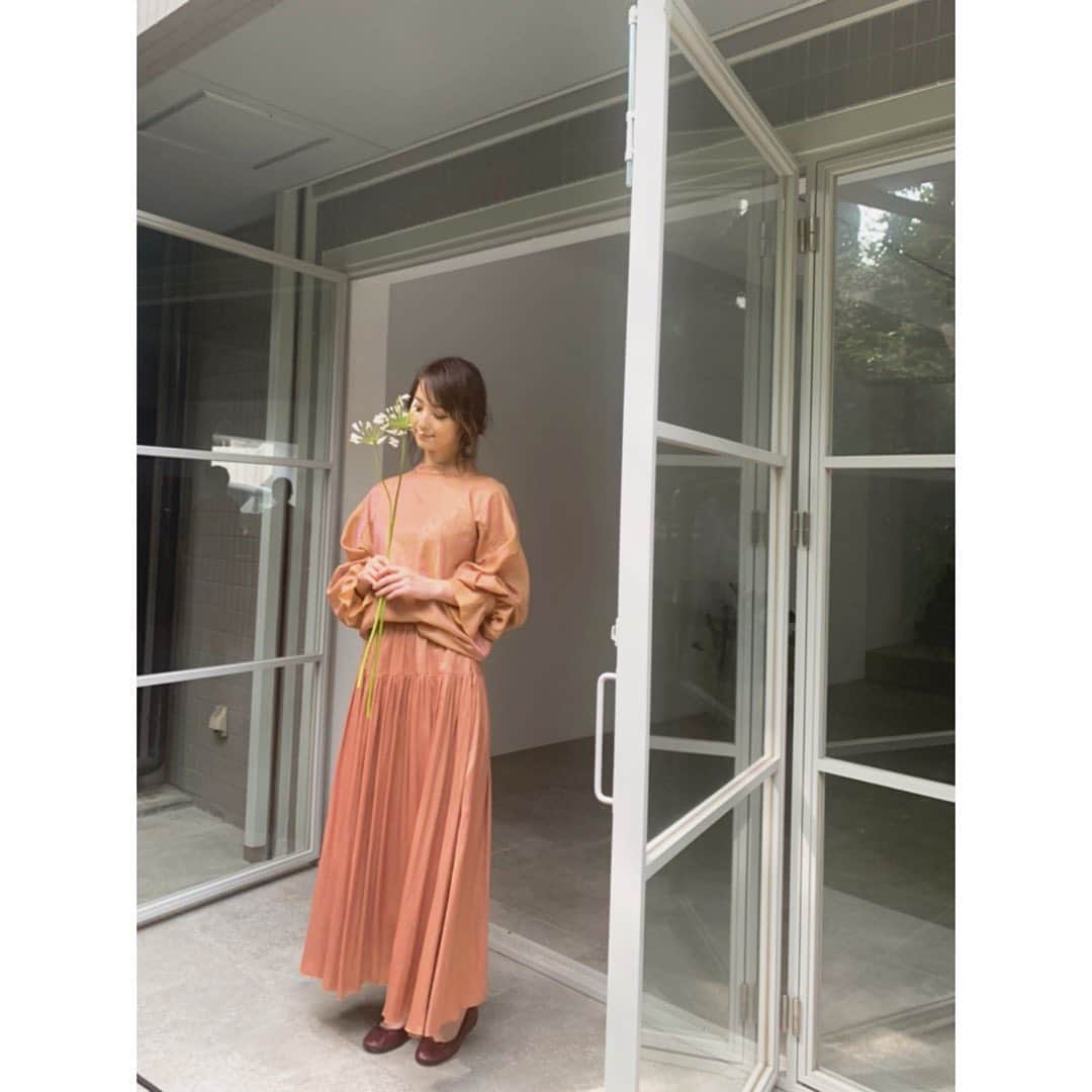 佐々木希さんのインスタグラム写真 - (佐々木希Instagram)「光の当たる角度によって表情が変わり、光沢感のある生地に惚れて作ったプルオーバー。品のある生地で本当にお気に入り。 スカートは、いつも通りゴムなので、ストレスフリーです。  #iNtimite#AW」8月30日 18時28分 - nozomisasaki_official