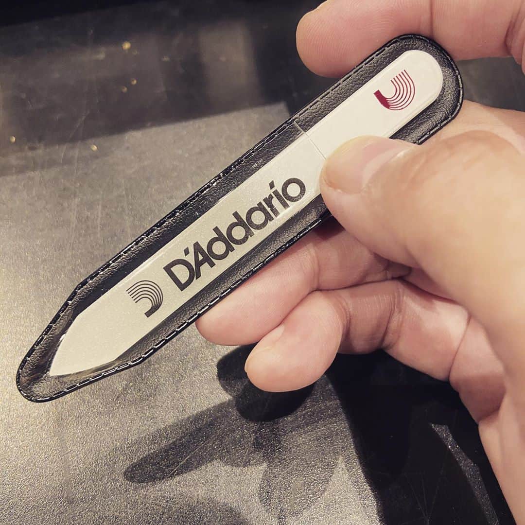本城聡章のインスタグラム：「ダダリオさんの爪用ヤスリを使ってみようっと…なう🎸 #daddariostrings #ダダリオ2020 #本城聡章 #今宵は筋少ライブやりまっせ 本番に向けて… #絶賛準備中 #CRUSH2020」