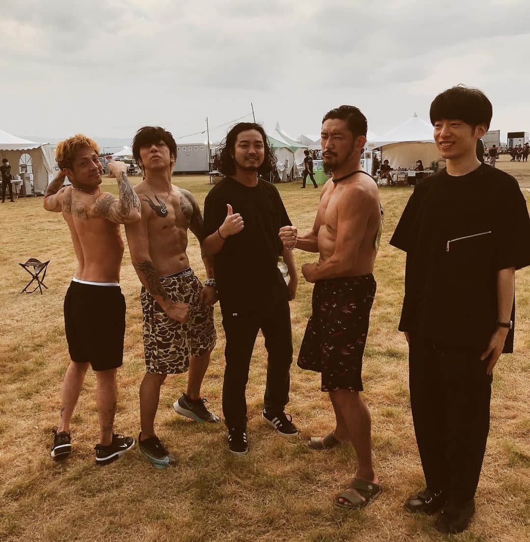 戸高賢史のインスタグラム：「DJ世界一とフリースタイル日本一だけど 筋肉の前では無力だったようです  #rushball2020 #creepynuts  #dragonash #oau #monoeyes」