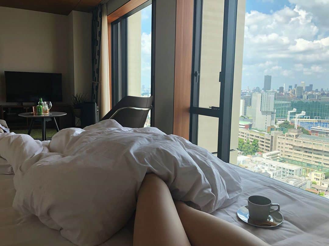 ステファニーのインスタグラム：「🌞☕️🤍 気持ちのいい目覚め。 東京の朝。」