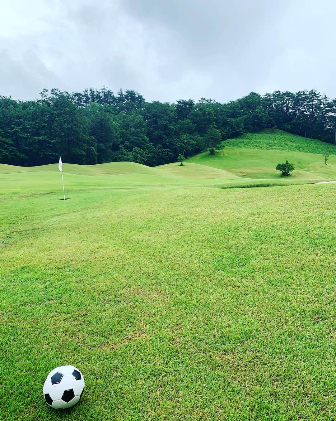 HAYATOさんのインスタグラム写真 - (HAYATOInstagram)「フットゴルフとは…  「サッカーボールを蹴ってゴルフをする」  新しいスポーツ⚽️⛳️  大自然の中でスポーツするって楽しい🌈  次に期待😆  #BRIDGET   #HAYATO   #japan  #岐阜県  #東濃  #恵那市  #上矢作  #アドニスゴルフクラブ  #フットゴルフ  #サッカー（フットボール）とゴルフ  #新しいスポーツ  #サッカーボールを蹴ってゴルフをする  #楽しい  #パター的なのが難しい  #恵那サッカー  #田舎  #地元  #仲間  #恵那観光  #自然  #歴史  #景色　  #風景  #写真  #自然は田舎の財産  #自然を守ろう  #可能性のある街  #grateful」8月30日 18時33分 - bridget_hayato