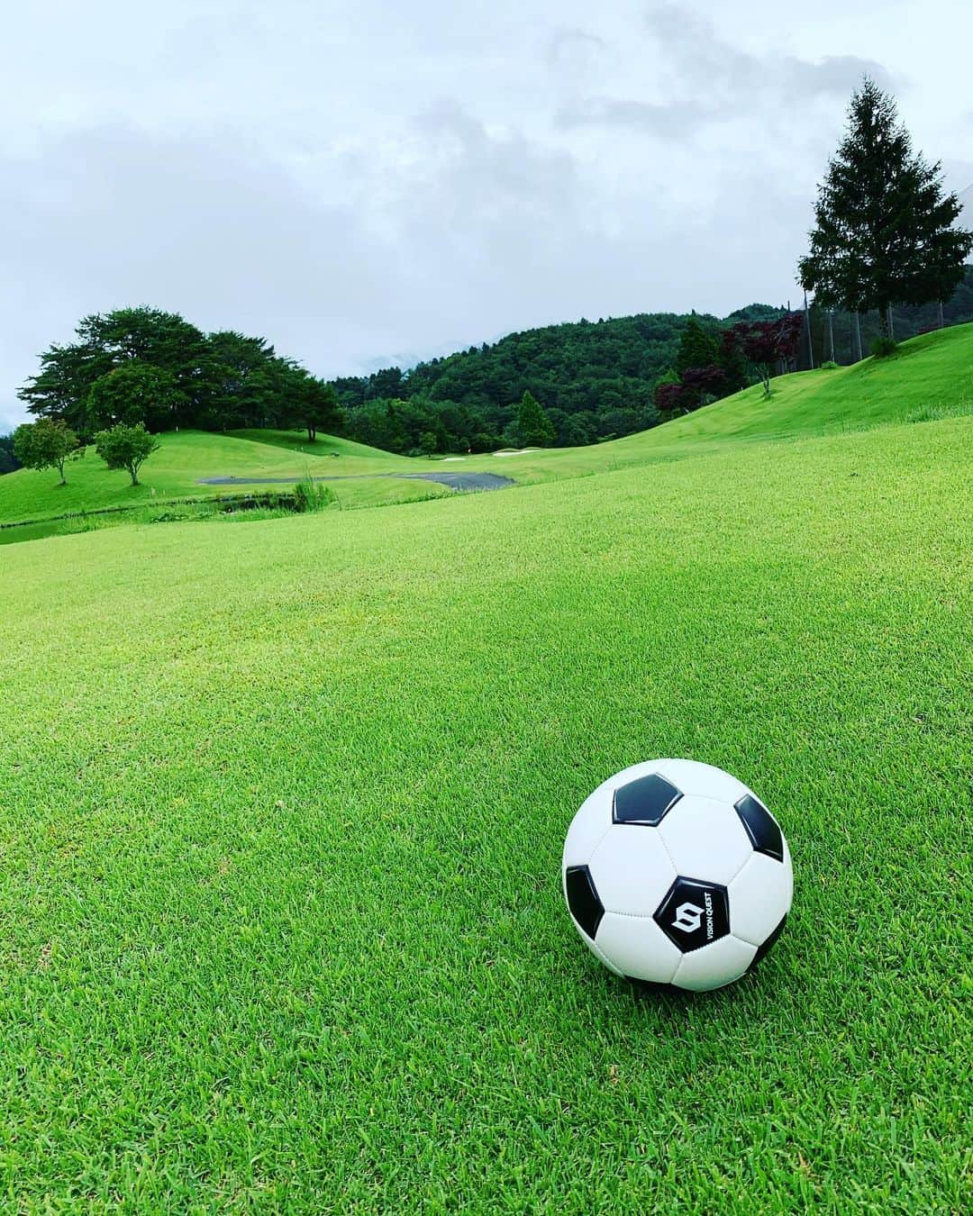 HAYATOのインスタグラム：「フットゴルフとは…  「サッカーボールを蹴ってゴルフをする」  新しいスポーツ⚽️⛳️  大自然の中でスポーツするって楽しい🌈  次に期待😆  #BRIDGET   #HAYATO   #japan  #岐阜県  #東濃  #恵那市  #上矢作  #アドニスゴルフクラブ  #フットゴルフ  #サッカー（フットボール）とゴルフ  #新しいスポーツ  #サッカーボールを蹴ってゴルフをする  #楽しい  #パター的なのが難しい  #恵那サッカー  #田舎  #地元  #仲間  #恵那観光  #自然  #歴史  #景色　  #風景  #写真  #自然は田舎の財産  #自然を守ろう  #可能性のある街  #grateful」