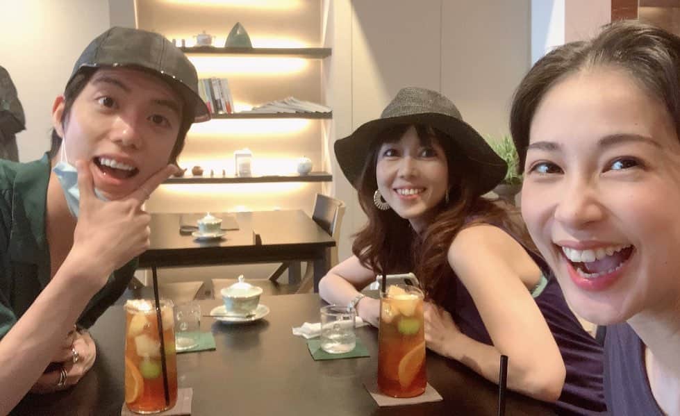 大月さゆのインスタグラム：「🍑一日に一回は「嬉しい」「楽しい」「美味しい」と言える人生でありたい﻿ ﻿ ﻿ そんなツイートを見つけて﻿ 深くうなずいた ﻿  ﻿ #シャボン玉とんだ宇宙までとんだ﻿ #あの3人で﻿ #紅茶とフルーツの国へ行った日の写真﻿ #出てくる食べ物も飲み物も #内装も素敵 #そこに居るだけで﻿ #自分のセンスが良くなる﻿ #ような錯覚をしてしまう場所﻿ ﻿ ﻿」