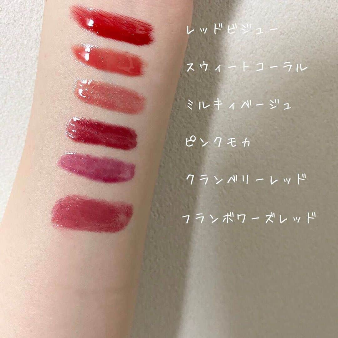 中野恵那さんのインスタグラム写真 - (中野恵那Instagram)「KOSE COSMEPORTの新色リップをレビュー！  1枚目でつけているのはフォーチュン　マシュマロティントルージュのフランボワーズレッド！ 見たままの高発色なティントリップで 色も長持ちしてくれる☺️ マスクをする度にリップが落ちちゃって 困ってたけど落ちにくいから今の時期にも とてもおすすめ！ しかも美容オイル配合だから長時間付けてても 唇が全然荒れないとこもいいよね♡ パッケージも女の子らしくてとっても可愛い！  2枚目はフォーチュン　ウォータリーセラムルージュのピンクモカ！ ウォータリーセラムルージュは全5色あって 全部可愛すぎるんだけど、 私のお気に入りはピンクモカ！ 軽い付け心地だからべたつきもゼロの うるみりっぷを演出してくれるの！ 発色とうるおいが長時間持続するけど美容液90%配合(※保湿・エモリエント成分)だから塗っている間も唇ケアしてくれるみたい☺️  3枚目には全6色を塗り比べてるので よかったら見てね＾＾  #fortune_supported #フォーチュン #マシュマロティントルージュ #ウォータリーセラムルージュ #リキッドルージュ #水ぷるリキッド #コスメ #ティントリップ #プチプラ #プチプラコスメ #リップ #メイク　 #美容 #定番コスメ  @fortune_kcp」8月30日 18時35分 - nakano.ena