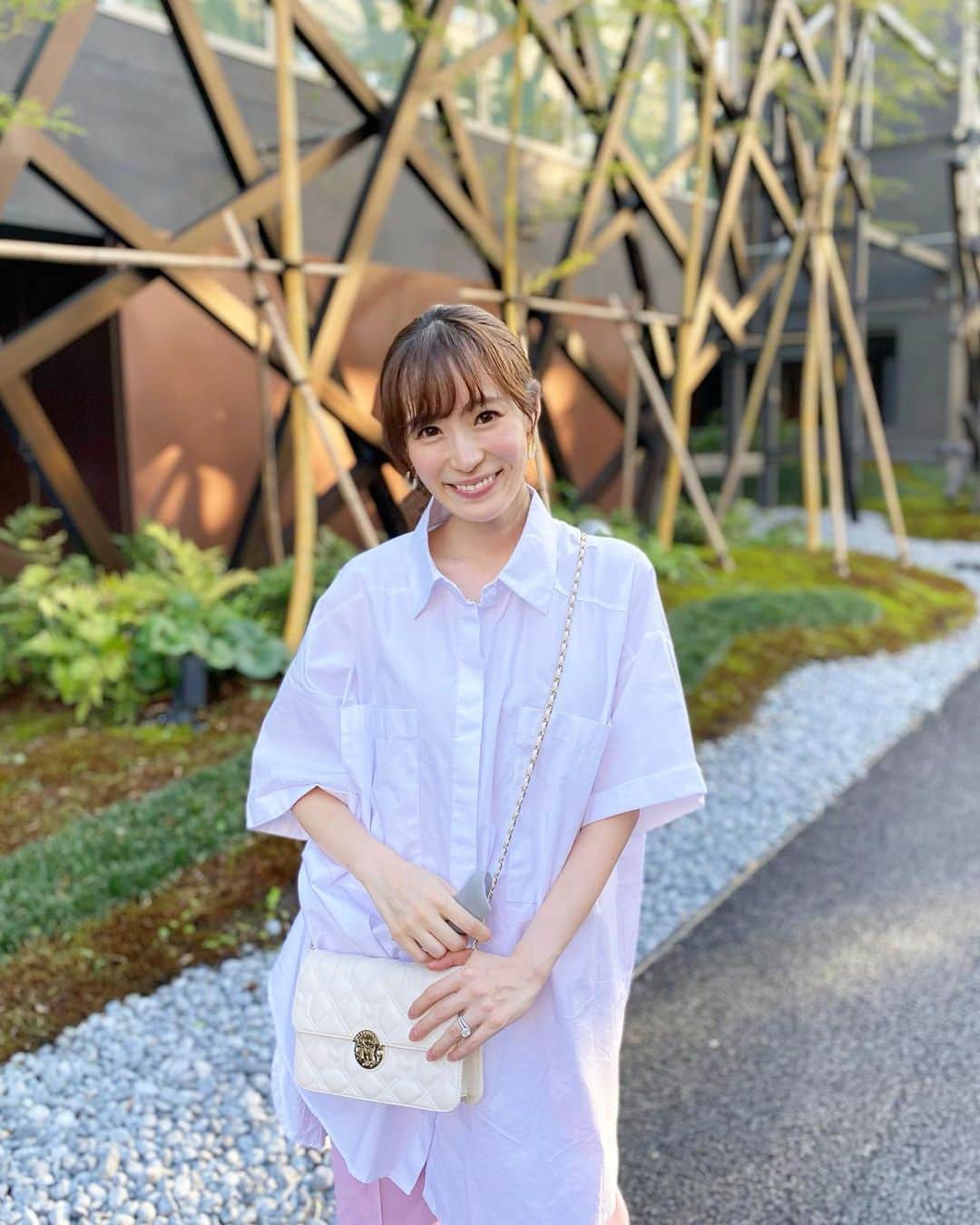 小林真由のインスタグラム：「⋆⋆⋆﻿ 8月が終わっちゃう🥺﻿ ﻿ 来週は久しぶりに忙しくなるのでちょっとドキドキしてます🍑日が短くなったなぁ🌛﻿  ﻿ ﻿#汗だく #ファッション #コーデ #ママコーデ #女の子ママ #男の子ママ #ママライフ #コーディネート #ベビー #coordinate #fashion #unik #metrocity #unitedarrows」