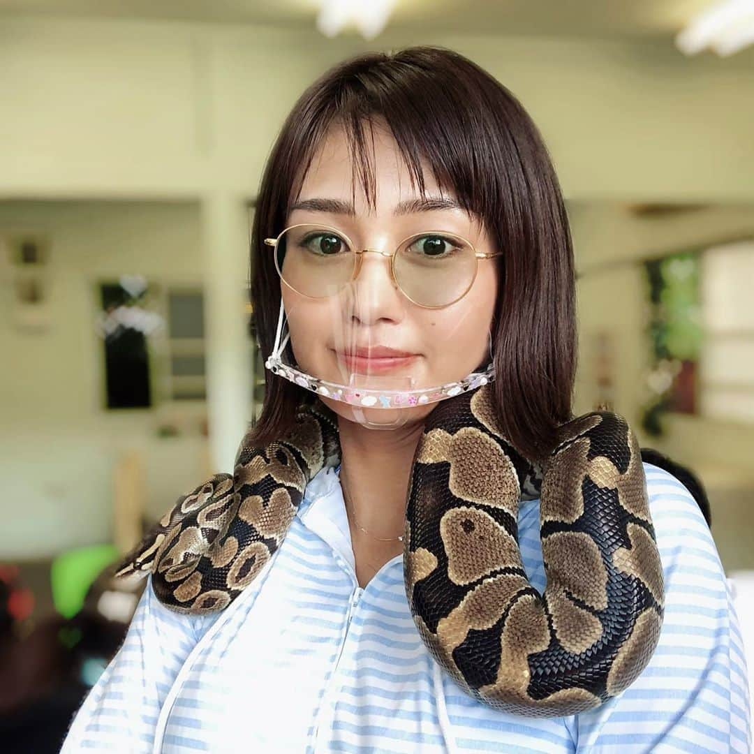 秋吉織栄（宮内かれん）さんのインスタグラム写真 - (秋吉織栄（宮内かれん）Instagram)「ラスト蛇です🐍 苦手な方すみませんでした(￣∇￣) . .  アプリで撮ってくれた〜 . . . ので顔がちがーう。 . . . アプリカメラは肌が白くなって、私のお気に入りの三ツ星ホクロが消えちゃうから使わないんですが🤓 . . . 使うと本当の自分がわからなくなる！笑 . . .  なんとか肌の色だけは逆にアプリ機能で黒く戻しておきました！ . . .  #としまえん  #豊島園  #ラストとしまえん最高でした  #蛇を首に巻く  #爬虫類好き  #かわいい  #へび  #織栄組 #日焼けしても皮剥けないタイプ」8月30日 18時37分 - orie.oliiiiie.olivia