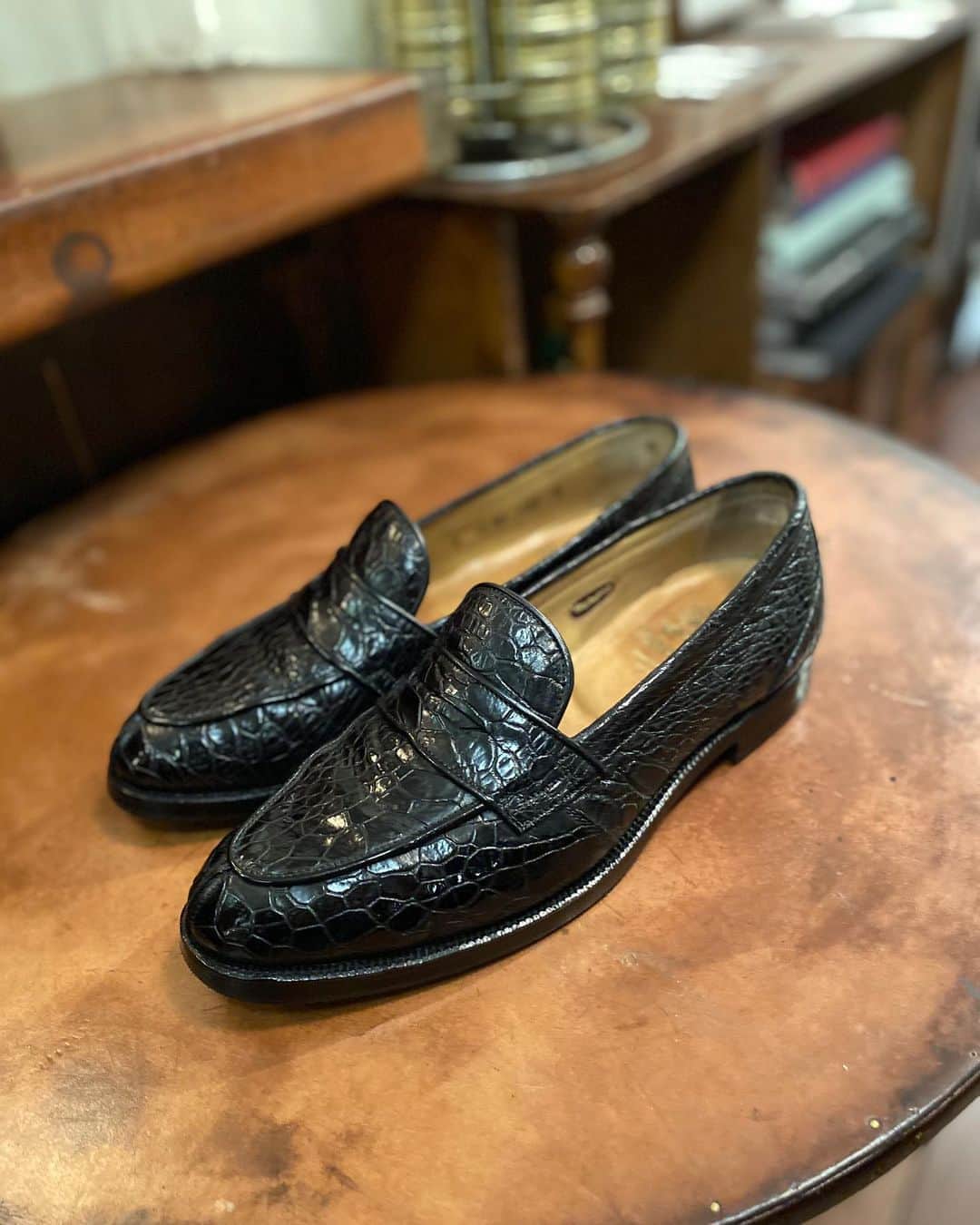 Yuya Hasegawaさんのインスタグラム写真 - (Yuya HasegawaInstagram)「Burberry made by Otsuka-seika.  Shoes made of rare sea turtle leather.  Things about 30 years ago.  Great shoe making. おそらく30年前くらい前の大塚製靴の靴。珍しく海亀の革を使ってます。ぱっと見アリゲーターっぽいので間違えやすいですが、斑が亀甲っぽいのが特徴です🐢  #burberry #otsuka #seaturtle #brifth #shoeshine #靴磨き」8月30日 18時43分 - yuya.hasegawa.brift.h