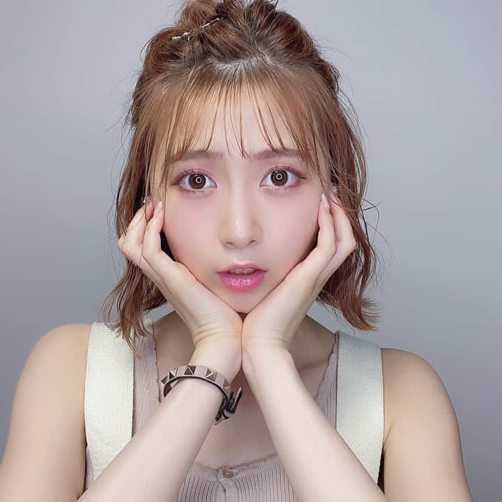 のインスタグラム：「𖧷本日購入最終日𖧷  #spinnsoff Audition出場中です🌼 本日もポチッとと有料投票のご協力お願いします💌  のこり2日✨✨  投票締め切りは31日23:59！！  ⚠️投票券の販売は"今日"までなので事前に購入しておいてください！！🥺🙏  ・  @morecontact さんから#ビュームワンデー の #レディーショコラ プレゼントしていただきました🎁  色味がオンナノコらしい 可愛いカラコンなので ピンク系のたれ目メイクにしたよ！  モアコンで期間中にビュームワンデーを指定の個数購入＆応募で19名様に Panasonicの豪華最新ビューティー家電＆グッズが当たるキャンペーンが開催中みたい🌟 詳しくは @morecontact からモアコン公式に飛んで見てね!! 【応募期間：8/18(火)11:00～9/18(金)17:00】  #カラコン #カラコン着画 #カラコンレポ #モアコン #モアコンモデル #新作コスメ2020 #本田翼 #ばっさー #コスメ好きさんと繋がりたい #かわいくなりたい #プチプラコスメ #デパコス #ドラコス #뷰티스타그램 #화장품 #코덕스타그램 #大学生 #いいね返し #スピンズ #オーディション #ヘアアレンジ #こよメイク」