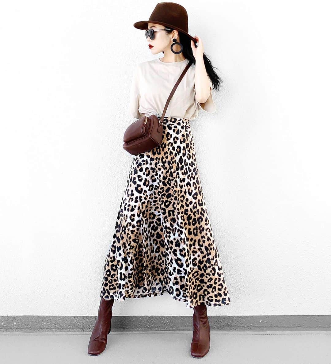 lve_xxxxさんのインスタグラム写真 - (lve_xxxxInstagram)「.﻿ .﻿ 明日着ようとしてた🐆 着てた時写真撮って載せてなかったので 載せちゃう。←  明後日から9月だってよー。﻿ はやっっ！﻿ ﻿ 今年の夏は大阪行ってないし﻿ 現場もないし…夏感なかったなー😔﻿ ﻿ いや、暑さでは十二分に﻿ 夏感じてますがね。﻿ ﻿ 残暑も、厳しめってゆーし﻿ 暑いの嫌い族としては…﻿ まだまだ辛い日々やわ😩😩😩﻿ ﻿ 気分は秋🍁って事で﻿ 秋色ｺｰﾃﾞしてみました。﻿気分だけは🍁！  (まだは8月だけど爆)﻿ ﻿ 今日投稿した水玉の﻿柄違い🐆﻿ ﻿ 肌触りの良く涼しげ素材で﻿ 落ち感のある綺麗めなｽｶｰﾄ﻿ ﻿ このｺｰﾃﾞに﻿ ﾗｲﾀﾞｰｽとか合わせたいなー🤔﻿ ﻿ ﾌﾞｰﾂは2色買いした﻿ @murua_official のやつ！﻿ ﻿ 信頼するｽﾀｯﾌさん(友人)のｵｽｽﾒって事で﻿ 試さずに二色買った😂ww﻿ ﻿ @ryoko__sonobe ﻿ Thank you 🤎﻿ ﻿ ﻿ ﻿ ｺｰﾃﾞｱｲﾃﾑ詳細は﻿ WEARをご覧くださいませ。﻿ ﻿ WEAR ： lvexxxx ﻿ 💻 https://wear.jp/sp/lvexxxx/﻿ ﻿ －－－－－－－－－－－－－－－－－－﻿ ﻿ 📢ｺﾒﾝﾄ頂ける際は、﻿ 最新投稿にお願い致します。﻿ ﻿ 過去投稿に頂いた際、気がつかない事もあり﻿ お返事致しかねる場合が御座います🙇‍♀ ️﻿ ﻿ ﻿」8月30日 18時46分 - lve_xxxx