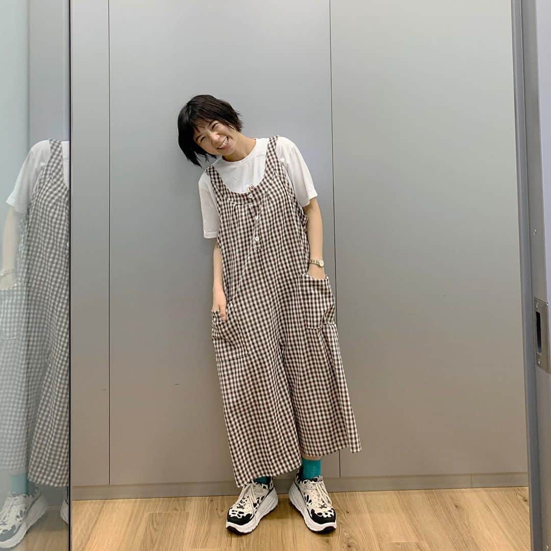 のインスタグラム：「吉本坂46リモート握手会でした！参加してくれた皆様ありがとうございました😊🤝 今日のコーディネート載せます🌟 . ロンパース：#17kg Tシャツ：#9090 スニーカー：#ugg×#atmospink  時計：#danielwellington  . ギンガムチェックのロンパース、ボリューミーで軽くてめっちゃ最高！ 中のTシャツの刺繍と、ブルーのソックスがチラチラ見えるのがポイント🤩 . .」
