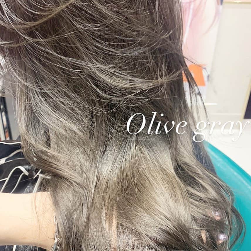 原涼香のインスタグラム：「秋の新色🤎 𝐎𝐥𝐢𝐯𝐞 𝐠𝐫𝐚𝐲 透ける上品ないろ❤︎ ㅤㅤㅤㅤㅤㅤㅤㅤㅤㅤㅤㅤㅤ」