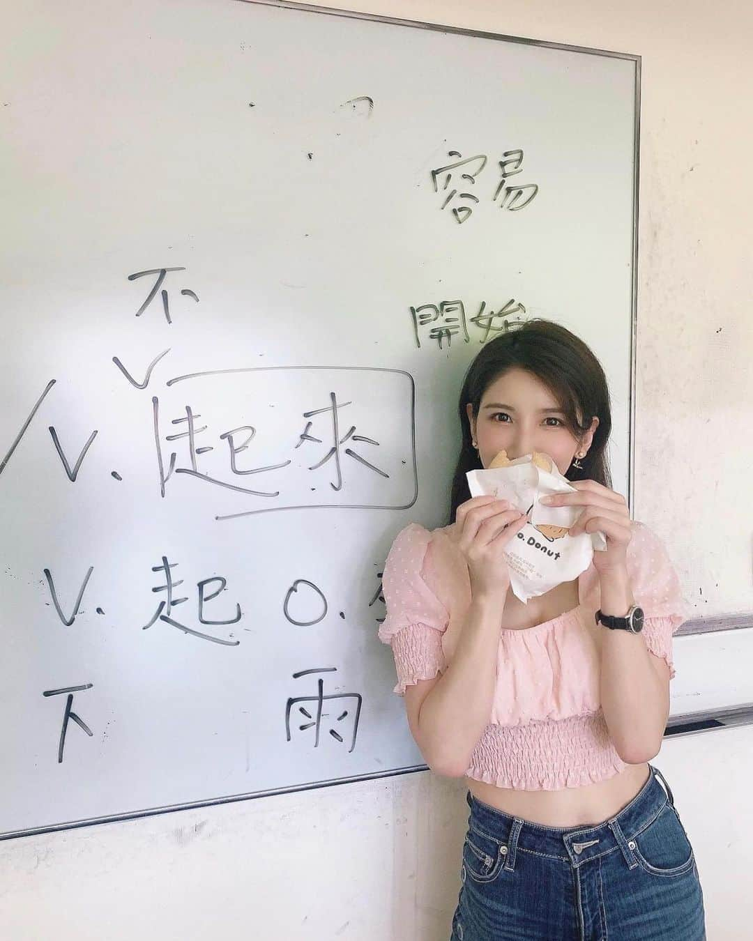 亜里沙さんのインスタグラム写真 - (亜里沙Instagram)「中文課的第2學期結束✏️ 我吃了老師給我的好吃甜甜圈🍩哈哈 這學期的最後一天、我用了中文介紹我老家福岡🤍 👕 @renalulu_tw  ・ 中国語の授業の2学期が終わりました。 先生もクラスの雰囲気もとても良くて楽しかったです✨ プレゼンテーションの宿題で、 地元の福岡について紹介しました🙆‍♀️ 台湾と福岡は近いからね〜🥰 私の大好きな台湾と福岡が近くにあるなんて だいぶ私得？です😘w ・ ・ #alisa_in_taiwan #台湾 #台灣 #taiwan #taipei #taiwanlover #台湾生活 #台湾留学 #台湾旅行」8月30日 18時56分 - alisa_0302