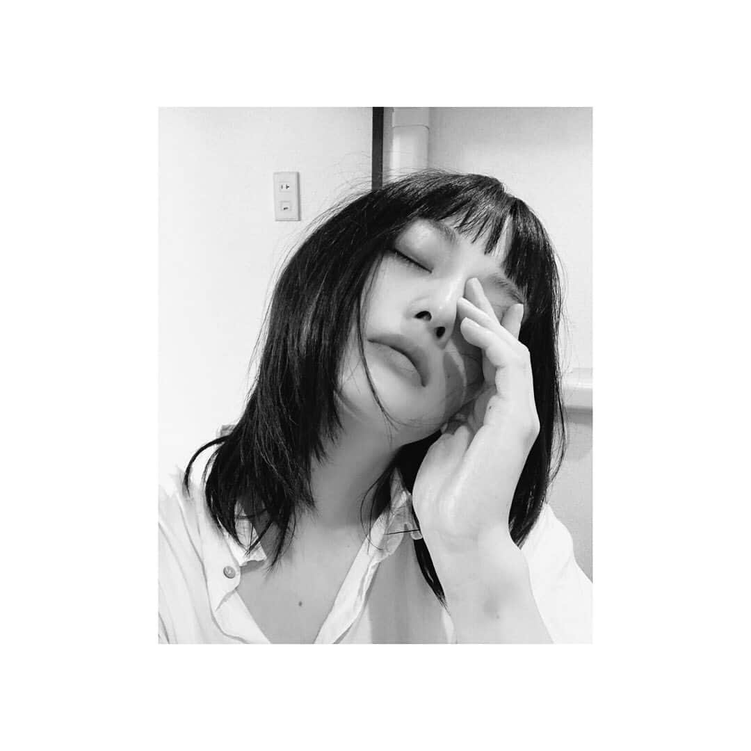 小森真理子さんのインスタグラム写真 - (小森真理子Instagram)「ヘアメンテしてきました💇‍♀️  偏頭痛なってるみたいなポーズやなこれ」8月30日 19時07分 - mariko_hiki_komori