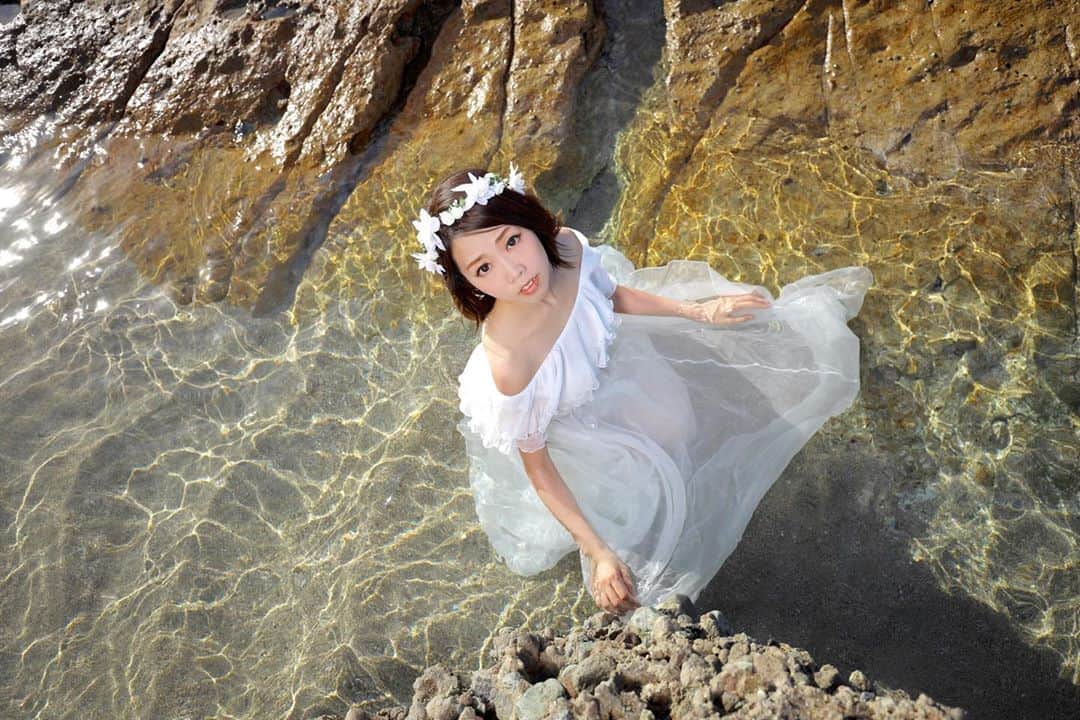 のインスタグラム：「🐠🐠🐠　﻿ ﻿ ⋱⋰ ⋱⋰ ⋱⋰ ⋱⋰ ⋱⋰ ⋱⋰ ⋱⋰ ⋱⋰ ⋱﻿ ﻿ クラゲ気分✨﻿ ﻿ ﻿ ⋱⋰ ⋱⋰ ⋱⋰ ⋱⋰ ⋱⋰ ⋱⋰ ⋱⋰ ⋱⋰ ⋱﻿ ﻿ ﻿ 過酷さはあるけど﻿ 潜るのも浸かるのも水撮影大好き🥳﻿ ﻿ ﻿ 過去pic📸﻿ photo: B﻿ ﻿ #model  #shooting #singer﻿  #モデル　#被写体　#ポートレート ﻿ #海ポトレ　#海　#撮影　#水撮影」