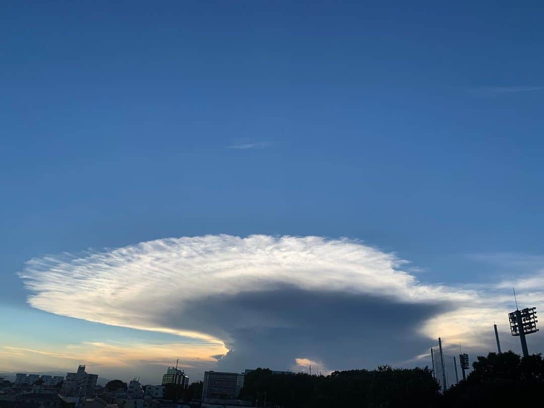 川辺ヒロシのインスタグラム：「かなとこ雲っていうのかなるほど確かに。 しかも富士山辺りの雷雨のって遠いな」