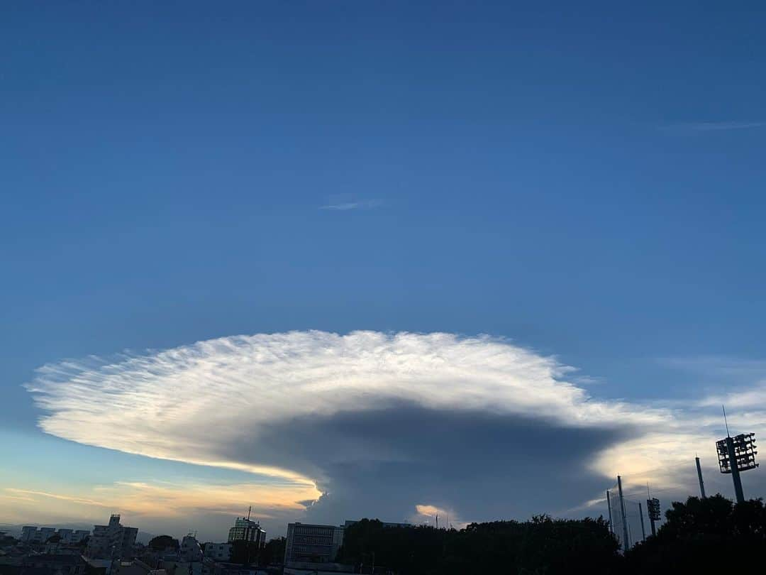 川辺ヒロシさんのインスタグラム写真 - (川辺ヒロシInstagram)「かなとこ雲っていうのかなるほど確かに。 しかも富士山辺りの雷雨のって遠いな」8月30日 19時05分 - firoshi1