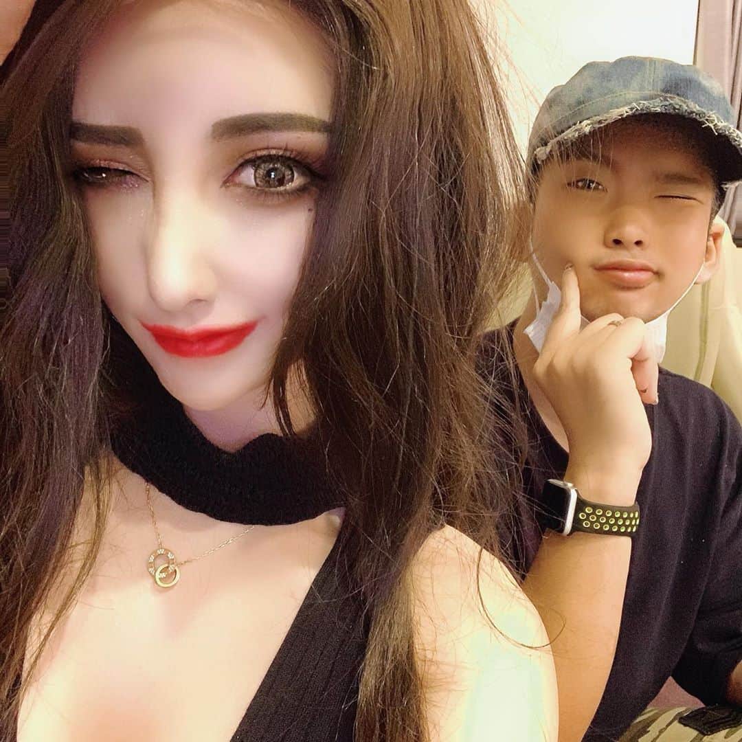 橘司さんのインスタグラム写真 - (橘司Instagram)「れいちぇるピーポー❤️ 久しぶりに会えて嬉しかった💏💋 仕事まで手伝ってくれて ありがとう😆🙏🏻💕 助かったよー💖  待ち受けがいつもつかさで 可愛いやつ💕💕💕 また遊びに来てね💖  #新宿二丁目 #ゲイバー #二丁目行ったられいちぇる」8月30日 19時15分 - tachibana_tsukasa820