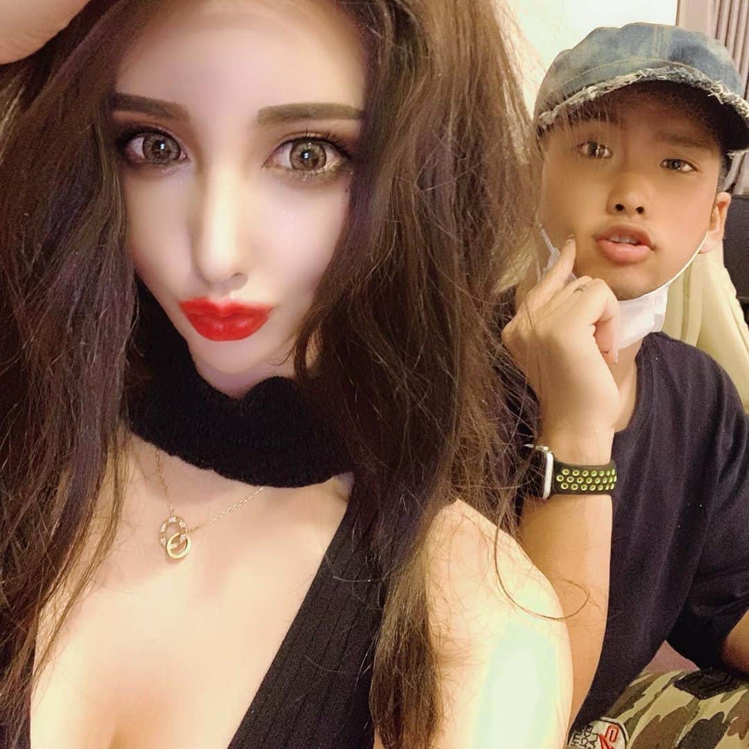 のインスタグラム：「れいちぇるピーポー❤️ 久しぶりに会えて嬉しかった💏💋 仕事まで手伝ってくれて ありがとう😆🙏🏻💕 助かったよー💖  待ち受けがいつもつかさで 可愛いやつ💕💕💕 また遊びに来てね💖  #新宿二丁目 #ゲイバー #二丁目行ったられいちぇる」