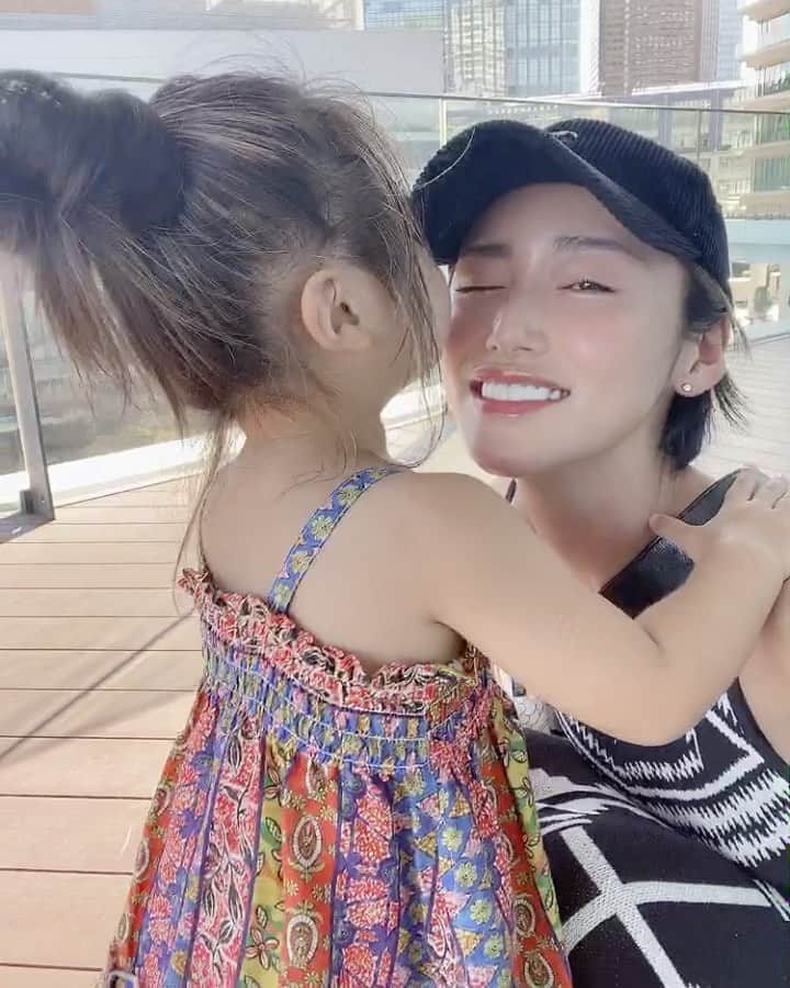 &mのインスタグラム：「すぐちゅーもとめる母🐷  うるさくても怪獣でも泣いてても可愛くてしょうがない🥺  こぶたちゃんが楽しそうに笑ってはしゃいでるそれだけで幸せ」